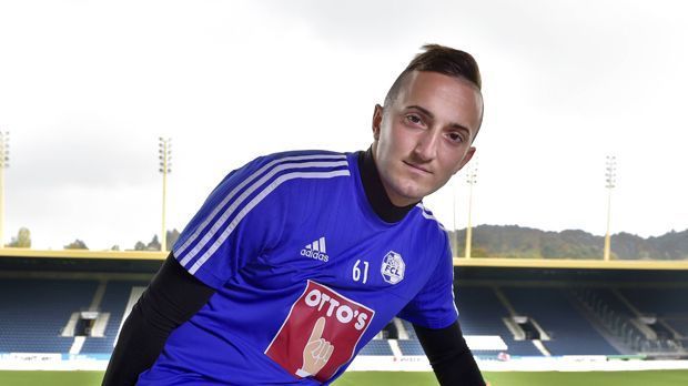 
                <strong>Samed Yesil</strong><br>
                Er bombte sich in die Notizbücher zahlreicher Topklubs. Für die Leverkusener U-17 tarf er in 44 Spielen 37 Mal, für die U 19 in 31 Partien 21 Mal. Bei der U17-Weltmeisterschaft 2011 erzielte er sechs Treffer und bereitete fünf weitere Tore vor. Von Team und Trainer Steffen Freund wurde er nur noch "Gerd" genannt, in Anlehnung an den großen Gerd Müller. Bei Bayer kam er aber nur auf ein Bundesligaspiel, ehe er es 2012 beim FC Liverpool versuchte. Der Durchbruch gelang ihm, auch aufgrund von zwei Kreuzbandrissen, aber nicht. Inzwischen kickt der 23-Jährige beim griechischen Erstligisten Panionios Athen.
              