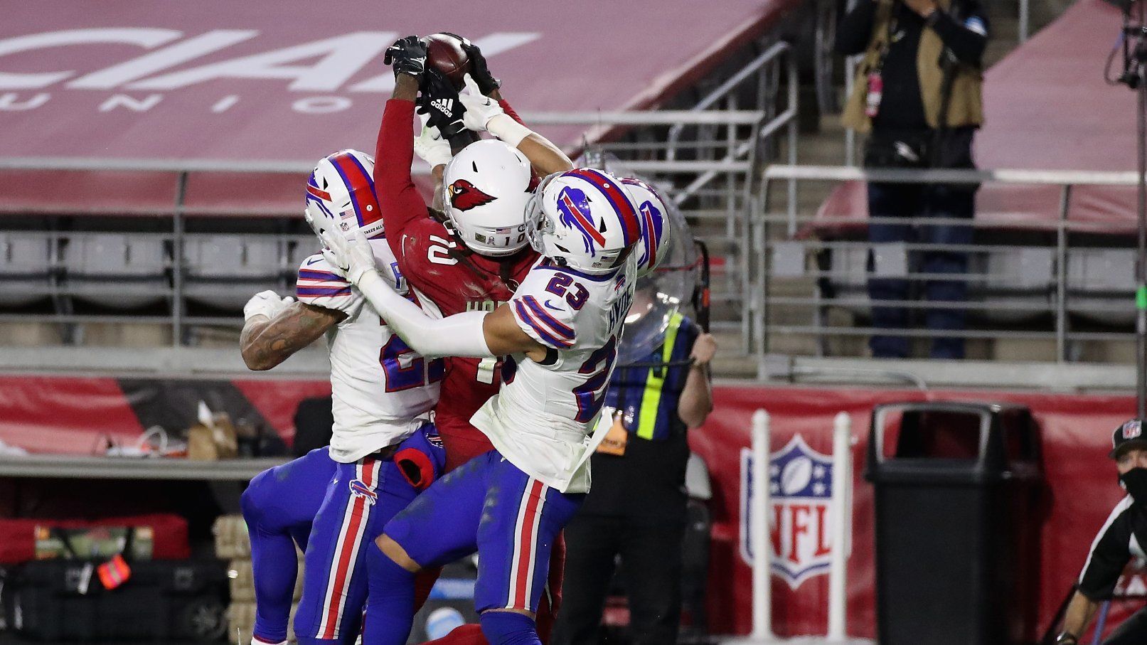 
                <strong>DeAndre Hopkins und Kyler Murray</strong><br>
                Für den "Spielzug des Jahres" wurden Wide Receiver DeAndre Hopkins und Quarterback Kyler Murray ausgezeichnet. In Woche 10 der vergangenen Saison sorgten die beiden Stars der Arizona Cardinals für eine Sensation, als Murray den Ball mit Ablauf der Spieluhr in die Endzone feuerte und Hopkins den Ball gegen drei Verteidiger der Buffalo Bills verteidigte. Die Cardinals gewannen das Spiel schließlich mit 32:30. 
              