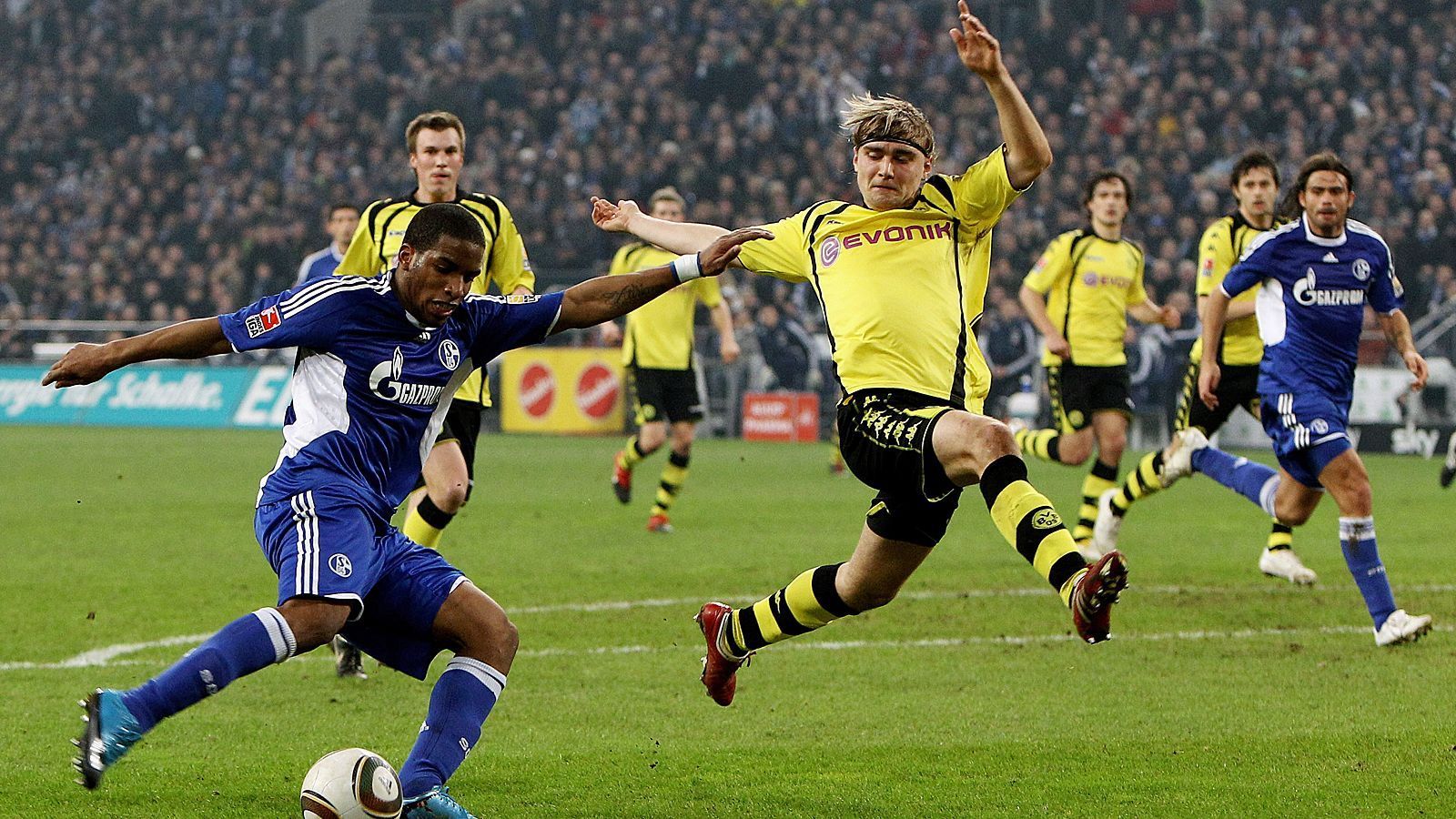 
                <strong>Marcel Schmelzer</strong><br>
                Der Verteidiger kam 2005 aus der Jugend des 1. FC Magdeburg zum BVB. Nach drei Jahren im Verein hatte der 20-Jährige sich zu den Profis hochgekämpft. Eine Saison benötigte Schmelzer, um sich an das Niveau zu gewöhnen, dann gehörte die linke Abwehrseite lange Zeit unangefochten ihm.
              