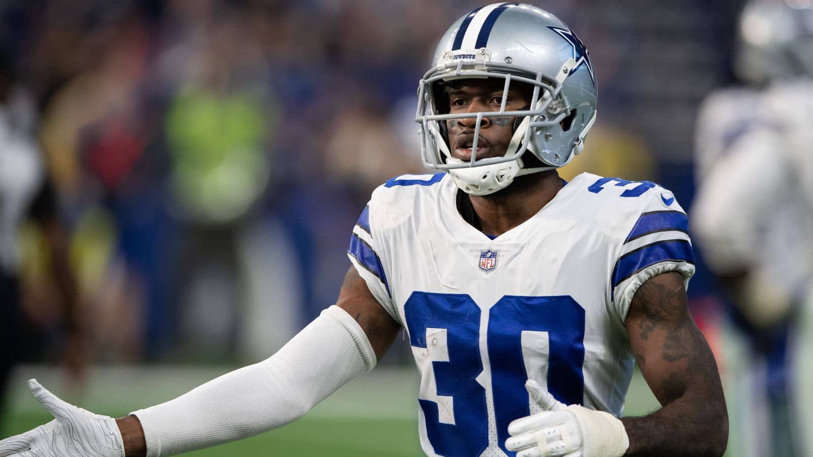 
                <strong>Cornerback: Anthony Brown</strong><br>
                Auf der anderen Seite geht Anthony Brown bereits in sein sechstes Jahr. Wie auch die meisten anderen Spieler der Defense, ist Brown ein Draftee der Cowboys. Wirklich überzeugen konnte er aber bisher nicht: In fünf Saisons gelangen ihm nur sechs Interceptions, er hatte dafür aber ansprechende 202 Tackles in diesem Zeitraum. Gegen die ehemaligen Pro Bowler Mike Evans und Chris Godwin wartet im Eröffnungsspiel eine schwere Aufgabe auf das Cornerback-Duo.
              