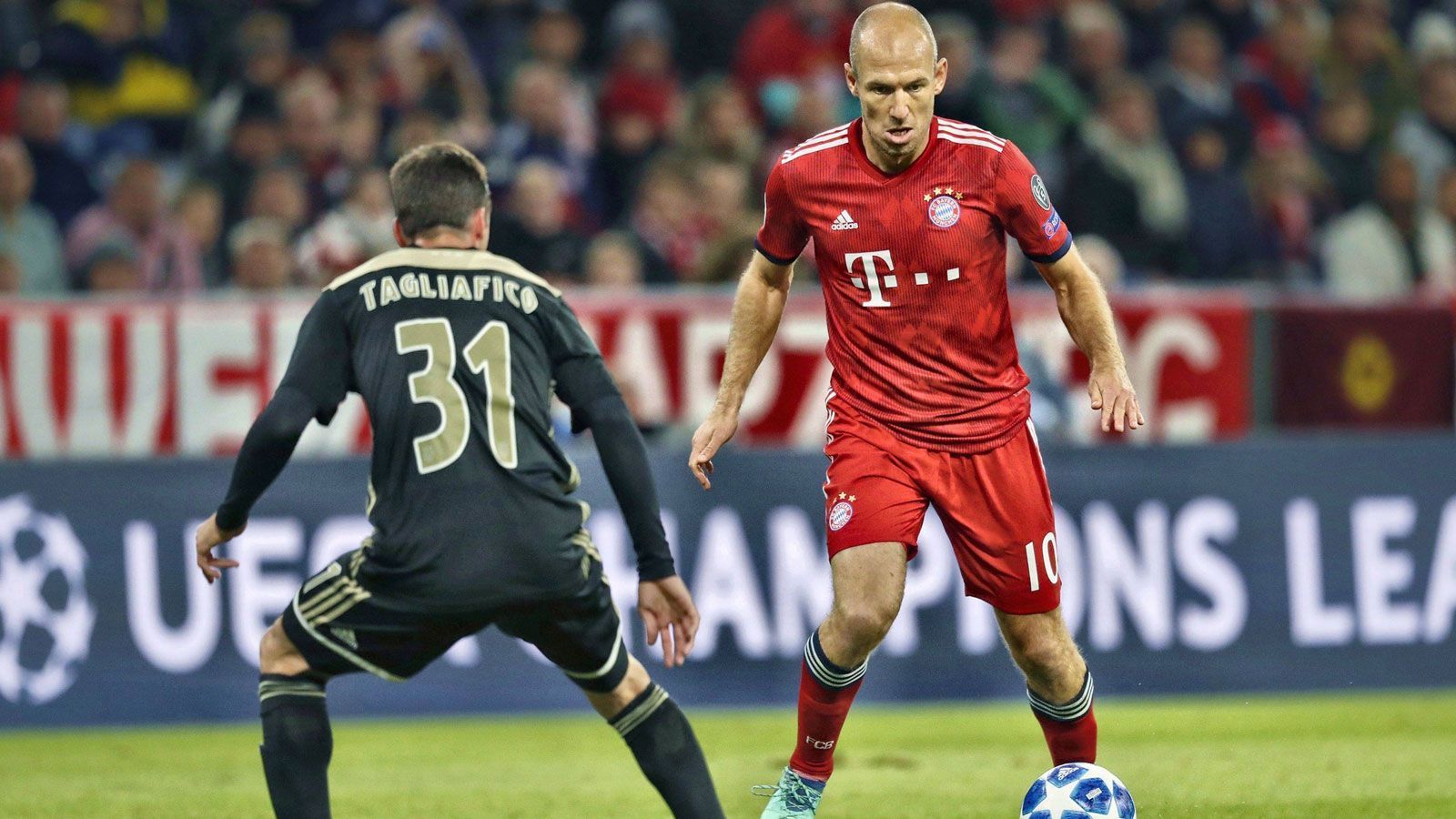 
                <strong>Arjen Robben</strong><br>
                Sehr Starke Anfangsphase des Niederländers! Serviert eine butterweiche Flanke auf Hummels, die dieser zur Führung verwertet. Danach leistet sich der Niederländer aber viele Fehler, hat kaum noch gute Szenen, ohne Akzente. Geht dann nach einer Stunde runter. ran-Note: 3
              