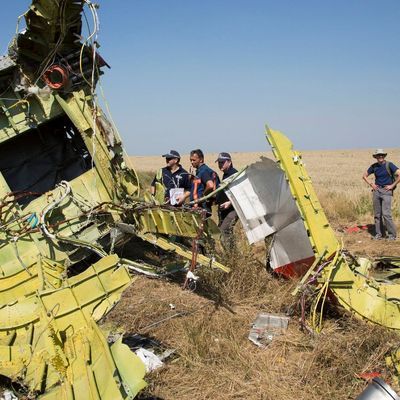 Überreste des abgeschossenen Passagierjets im Gebiet Donezk