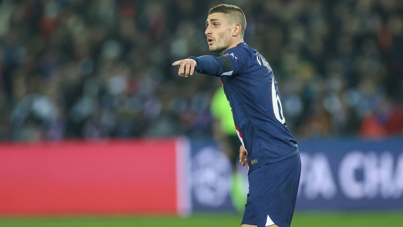 
                <strong>Marco Verratti  (Paris St. Germain)</strong><br>
                Durch die extrem anpressenden Münchner kann der Italiener Marco Verratti seiner eigentlichen Rolle als Ballverteiler nur selten gerecht werden. Ohne seine Pässe nach vorne fehlen Messi, Neymar und Co. in weiterer Folge auch über weite Strecken jegliche Durchschlagskraft. ran-Note: 4.
              