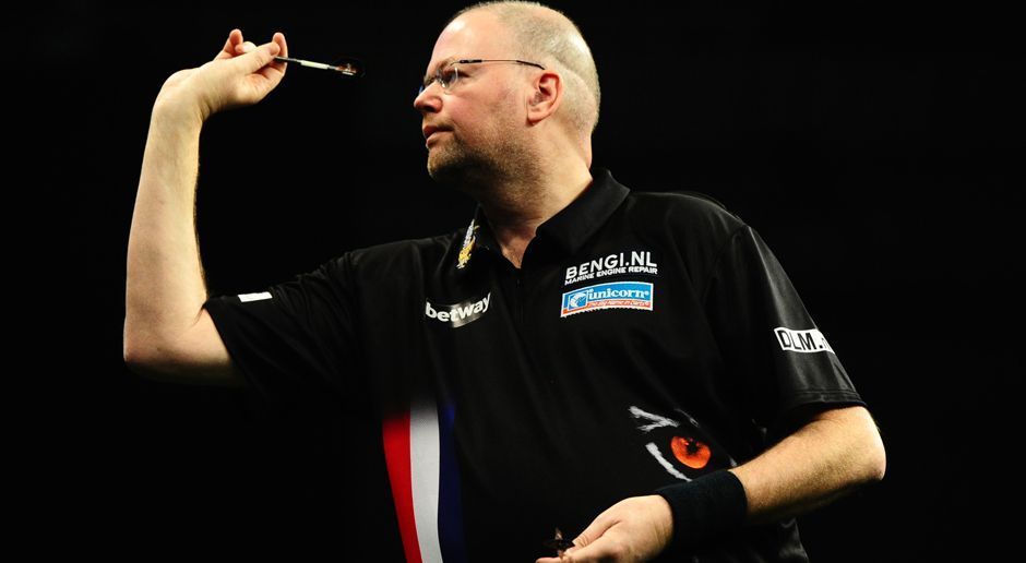 
                <strong>Raymond van Barneveld</strong><br>
                Raymond "Barney" van Barneveld. Der Niederländer ist der Dauerrivale von Phil Taylor, geriet schon des öfteren mit dem Engländer aneinander. "Barney" ist fünfmaliger Weltmeister, holte vier Titel allerdings beim Konkurrenz-Verband BDO. Er hat eine riesige Fan-Base - die "Barney Army".
              