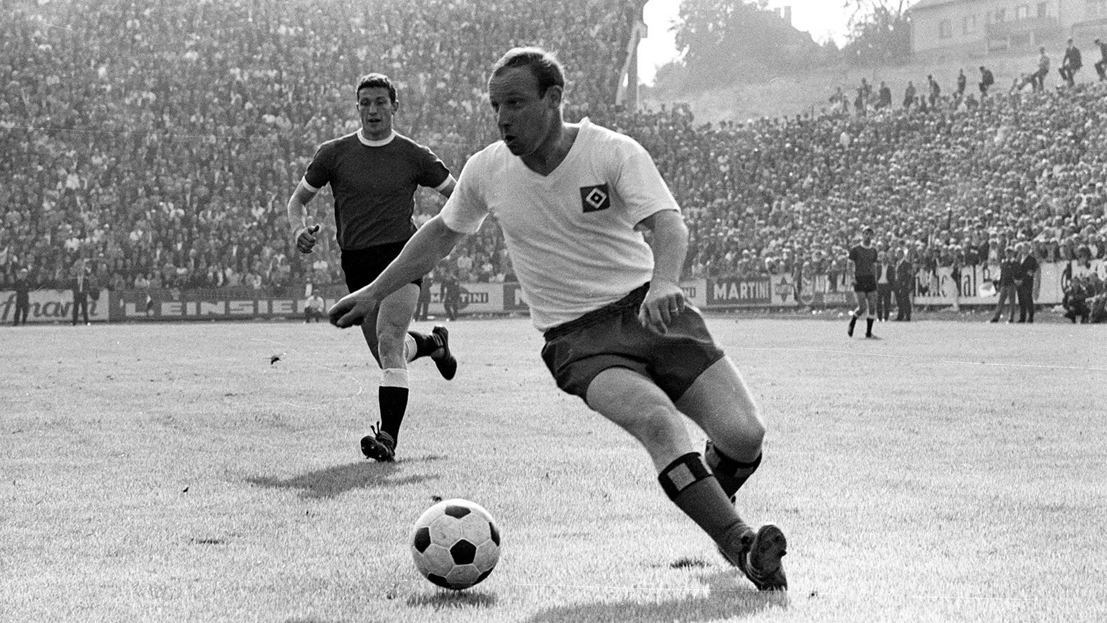 
                <strong>1967/68: Entscheidungsspiel zwischen HSV und Lyon</strong><br>
                Es war der große Traum, der erst kurz vor Ende platzte. Aber bereits im Viertelfinale des Europapokals der Pokalsieger spitzte sich die Lage im Frühjahr 1968 zu. Das Hinspiel gewann der HSV mit 2:0, in Lyon glich Olympique dieses Ergebnis dann aus. Es kam zum Entscheidungsspiel, vor über 50.000 Zuschauern im Hamburger Volkspark. Uwe Seeler höchstpersönlich sorgte mit einem Doppelpack für den Halbfinal-Einzug. Der HSV schaffte es später sogar bis ins Finale, scheiterte dort aber am AC Mailand.
              