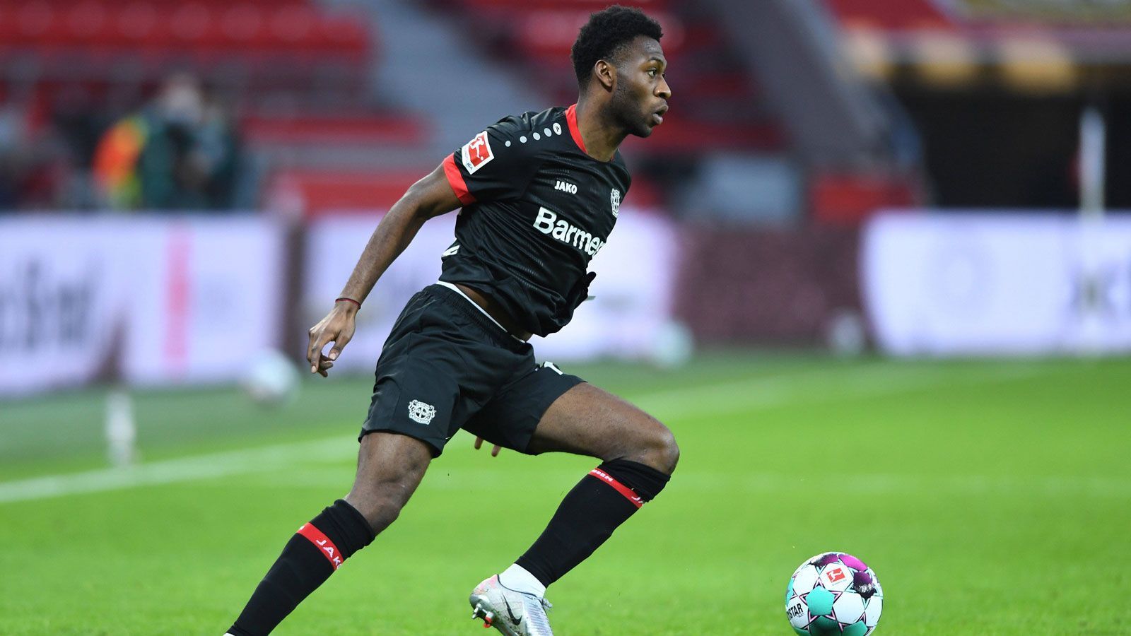 
                <strong>Bayer 04 Leverkusen</strong><br>
                Als einer der wenigen Bundesligisten griff Bayer Leverkusen im Winter tiefer in die Tasche. Für die Defensive holte die Werkself Jeremie Frimpong (elf Millionen Euro, Celtic Glasgow) und Timothy Fosu-Mensah (im Bild; 1,7 Millionen, Manchester United). Zweiterer etablierte sich schon kurz nach seiner Ankunft dank seiner Zweikampfstärke in der ersten Elf und begann fünfmal in Folge von Beginn an, ehe sich der Rechtsverteidiger am 23. Spieltag das Kreuzband riss. Zudem kam in Demarai Gray (zwei Millionen, Leicester City) noch ein Spieler für die offensive Außenbahn, der in sieben Einsätzen (drei Scorerpunkte) bereits sein Können aufblitzen ließ. Seit der Übernahme des Traineramts durch Hannes Wolf ist Gray allerdings außen vor und stand keine Minute mehr auf dem Rasen.
              