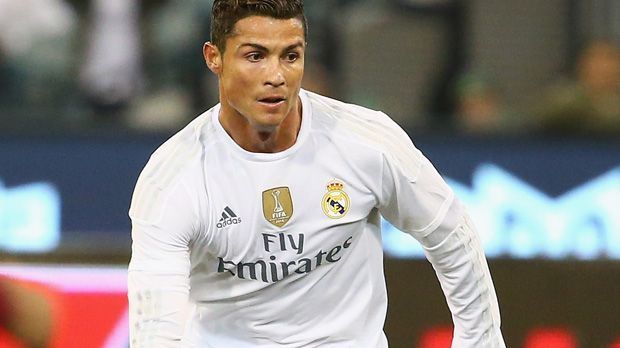 
                <strong>Rechtes Mittelfeld: Cristiano Ronaldo</strong><br>
                Rechtes Mittelfeld: Cristiano Ronaldo. "Der komplette Spieler. Schießt auf unterschiedlichste Weise Tore, einer der größten Spieler der Welt", sagt Lampard über den Star von Real Madrid, der in fast jeder Traum-Elf einen Platz sicher hat.
              