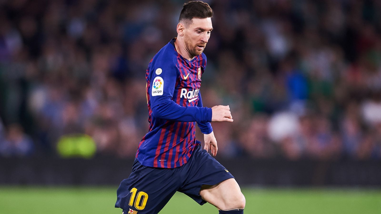 
                <strong>Mittelfeld - Lionel Messi</strong><br>
                Surprise, Suprise ... nicht! Es ist eigentlich überhaupt nicht überraschend, dass es auch Lionel Messi in die virtuelle Traumelf von Cesc Fabregas geschafft hat. Die beiden verbindet nicht nur eine sportliche Vergangenheit in Barcelona, sondern die beiden Fußballstars und ihre Familien pflegen nach wie vor einen regelmäßigen Umgang. Der 31-jährige Messi setzte zuletzt sportlich wieder mal ein Ausrufezeichen. Mit seinen Treffern gegen Espanyol schaffte es der Argentinier vorzeitig, in der zehnten Saison in Folge wettbewerbsübergreifend wieder mindestens 40 Treffer zu erzielen. 
              