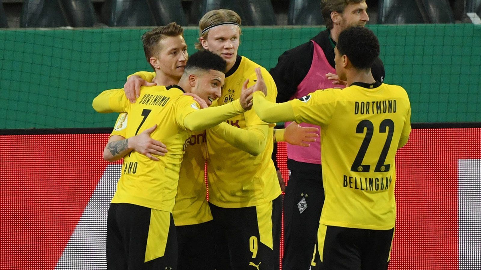 
                <strong>Die Einzelkritiken zu BVB vs. Gladbach</strong><br>
                Borussia Dortmund gewinnt den Rose-Bowl gegen Borussia Mönchengladbach! Gegen seinen zukünftigen Arbeitgeber verliert Fohlen-Trainer Marco Rose mit 0:1. Das Tor des Tages erzielt Jadon Sancho. Alle Spieler in der Einzelkritik.
              