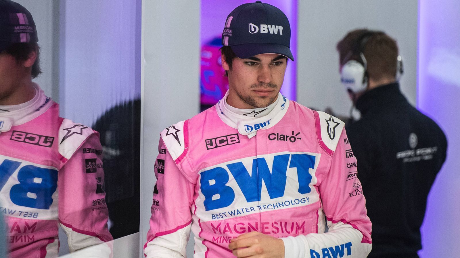 
                <strong>Überraschende Aussage von Stroll</strong><br>
                Offenbar ist sich Lance Stroll nicht sicher, dass er kommende Saison für Aston Martin fahren wird. Angesprochen auf seinen Vater und die Zukunftsplanung sagte er gegenüber "Channel 4": "Wenn er mich vom Team absondert, dann okay. Das wäre eine geschäftliche Entscheidung, und so läuft es halt hin und wieder. Ich würde das sicher mit Fassung tragen." Laut Medienberichten besteht tatsächlich die Option, dass Stroll von seinem Vater vor die Tür gesetzt wird.
              