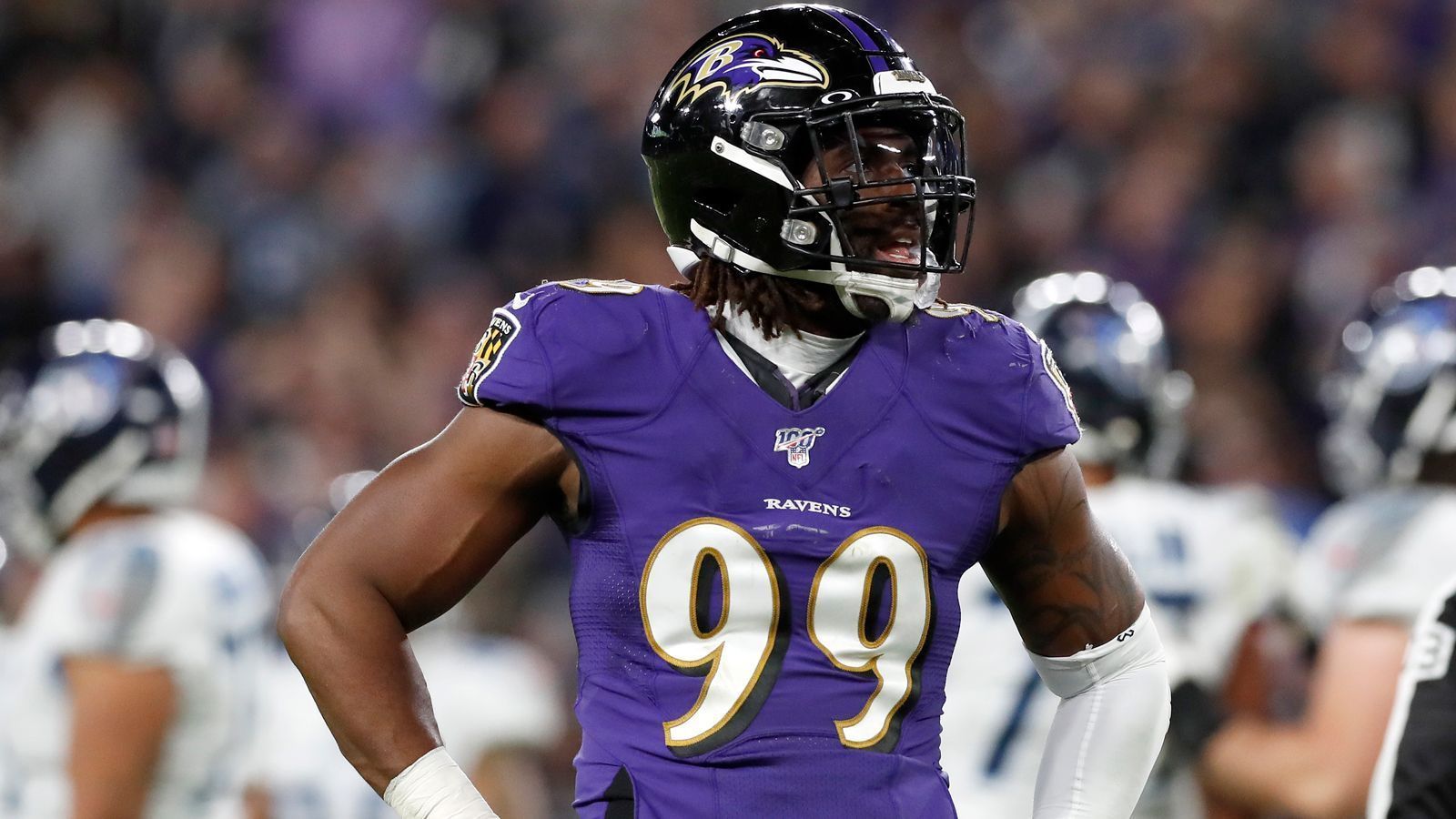 
                <strong>Matthew Judon (Baltimore Ravens)</strong><br>
                Matthew Judon arbeitete sich als Fünftrunden-Pick in die Liga und zeigte in Baltimores Defense in der vergangenen Saison mit zehn Sacks was er kann. Judons Problem? Die Ravens generieren Druck über das Spielsystem und nicht über individuelle Klasse der einzelnen Spieler. Baltimore blitzte bei fast 50 Prozent aller Snaps, so boten sich Judon viele Freiheiten. Die Ravens könnten mit ihrem Spielsystem einen Abgang von Judon ohne größere Probleme auffangen. Lamar Jacksons Vertragsverlängerung steht früher oder später ebenfalls bevor, daher wird Judon das ganz große Geld an einem anderen Ort suchen müssen.
              