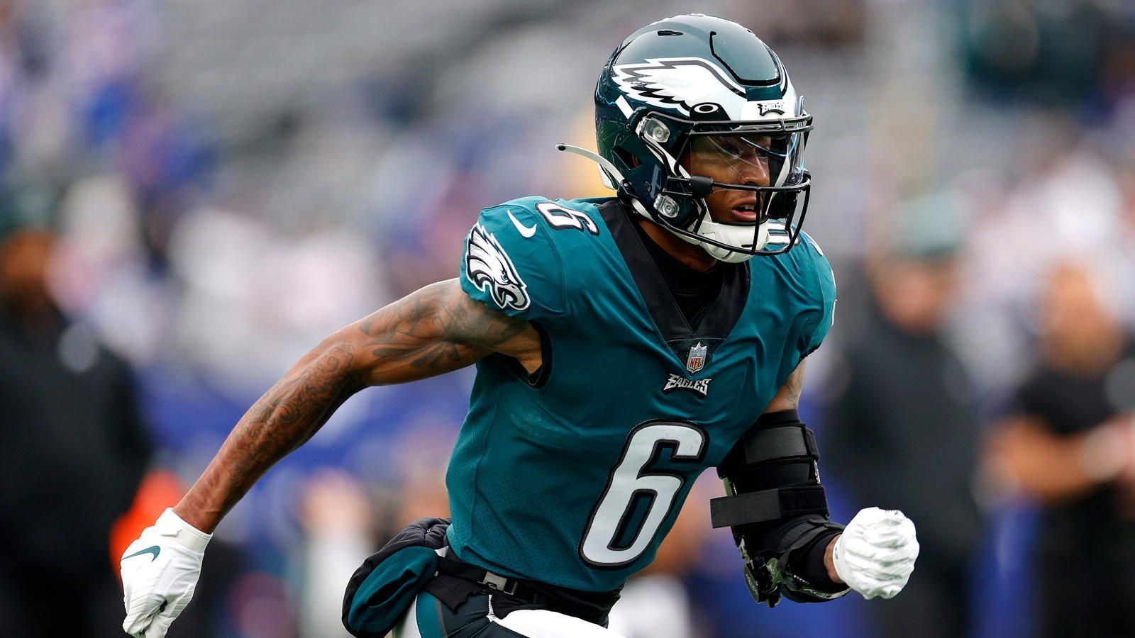 
                <strong>Platz 4: Philadelphia Eagles</strong><br>
                Die Eagles spielen eine bessere Saison, als viele Experten vor der Saison erwarteten. Das hängt auch mit der guten Rookie-Klasse zusammen. Angeführt von DeVonta Smith hat Philadelphia mehrere Youngster, die in ihrer ersten Spielzeit eine wichtige Rolle ausfüllen. Smith ist der beste Receiver der Eagles und führt sämtliche Statistiken innerhalb des eigenen Teams an. Guard Landon Dickerson überzeugt als Laufblocker und Running Back Kenneth Gainwell wird sowohl im Passspiel als auch im Laufspiel eingesetzt. Gainwell hat sogar schon fünf Touchdowns erzielt. Alle drei Spieler helfen zudem Jalen Hurts, der sich bis auf wenige Ausnahmen in der Offense immer besser zurechtfindet.
              