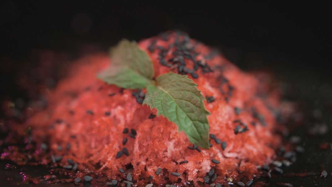 Der neue TikTok-Trend: Erdbeer Shaved Eis. Wir zeigen dir, wie dir das Rezept gelingt.