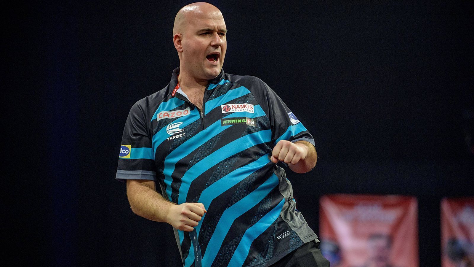 
                <strong>Rob Cross</strong><br>
                Rob Cross gewann 2018, im letzten Match des legendären Phil Taylor, die Weltmeisterschaft. Seitdem konnte er den größten Erfolg seiner Karriere nicht wiederholen. Ganz im Gegenteil: Cross konnte sein Potenzial in den letzten Jahren nur selten abrufen. Auch 2022 war für den Engländer ein seltsames Jahr. Bei sieben Major-Turnieren kam er nur einmal über die vierte Runde hinaus, verlor bei den "Players Championship Finals" aber gegen Michael van Gerwen. Auf der European Tour erreichte er insgesamt viermal das Finale. Eines davon konnte er gewinnen. Der 32-Jährige hat also durchaus gezeigt, dass er weiterhin zur Weltspitze gehört. Einzig "der letzte Schritt" fällt ihm momentan schwer. Trotzdem sollten man Rob Cross bei der Weltmeisterschaft auf dem Zettel haben.
              