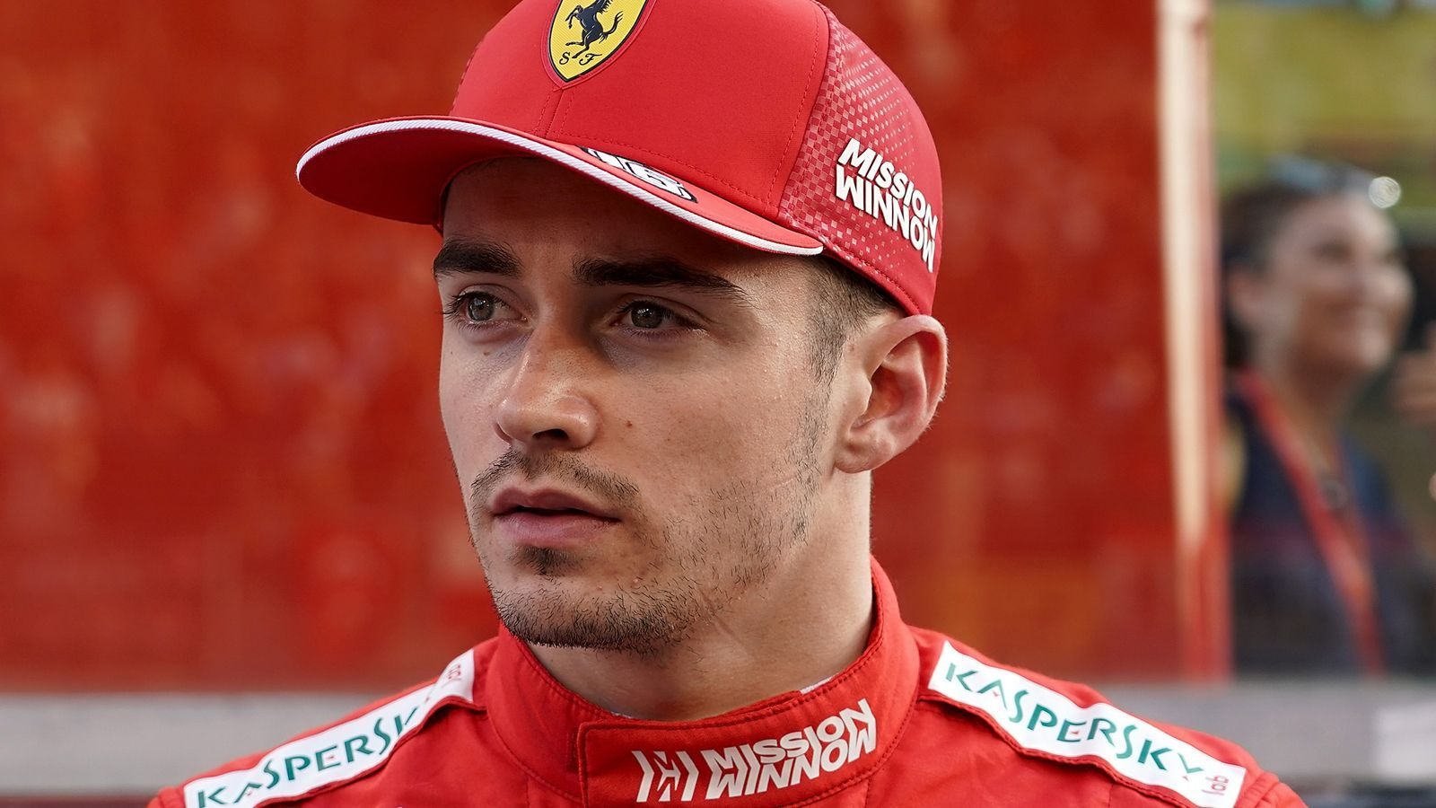 
                <strong>3. Charles Leclerc (Ferrari)</strong><br>
                Er hat die Ellenbogen von Beginn an ausgefahren. Wir erinnern uns, dass er bei den Testfahrten noch die offizielle Nummer zwei war. Ein kommender Weltmeister, mit den meisten Poles, kompromisslos, auch gegen den eigenen Teamkollegen, den er im Qualifying und in den Rennen zumeist abkochte. Er ließ sich auch von fragwürdigen Ferrari-Entscheidungen nicht vom Kurs abbringen und musste noch häufig Vettel im Rennen vorbeilassen. Ab und zu noch zu aggressiv und naiv, wenn er das abstellt, fährt er bald um einen Titel.
              