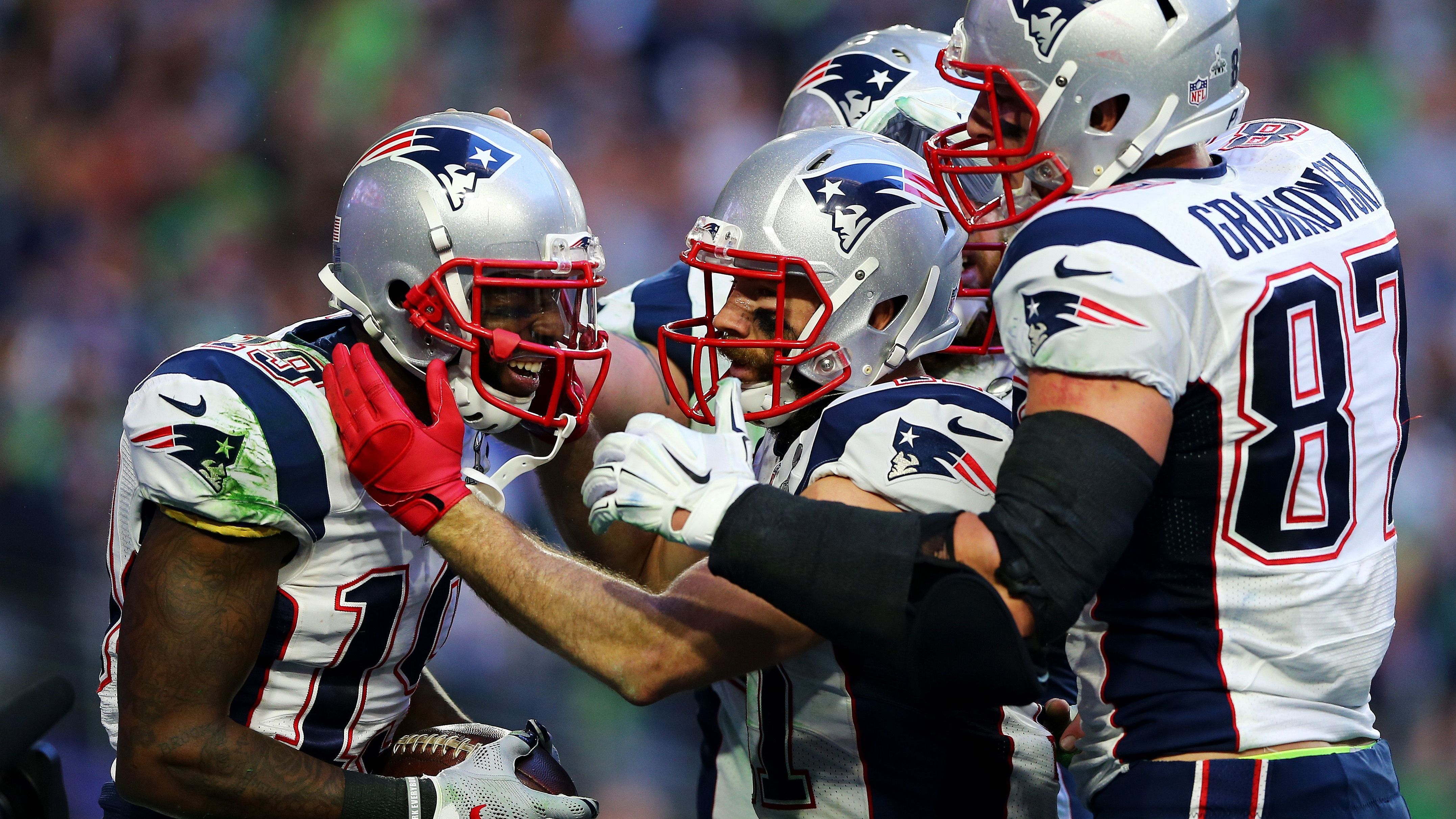 <strong>Honorable Mention: New England Patriots (2014)</strong><br>Gleich zweimal stand Rob Gronkowski mit seinen Teamkollegen kurz vor der historischen Bestmarke. 2014 scheiterte er (1.124 Yards) mit Julian Edelmann und Brandon LaFell, die auf 972 und 953 Yards kamen. Am Ende wurde es wenigstens der Super-Bowl-Titel.