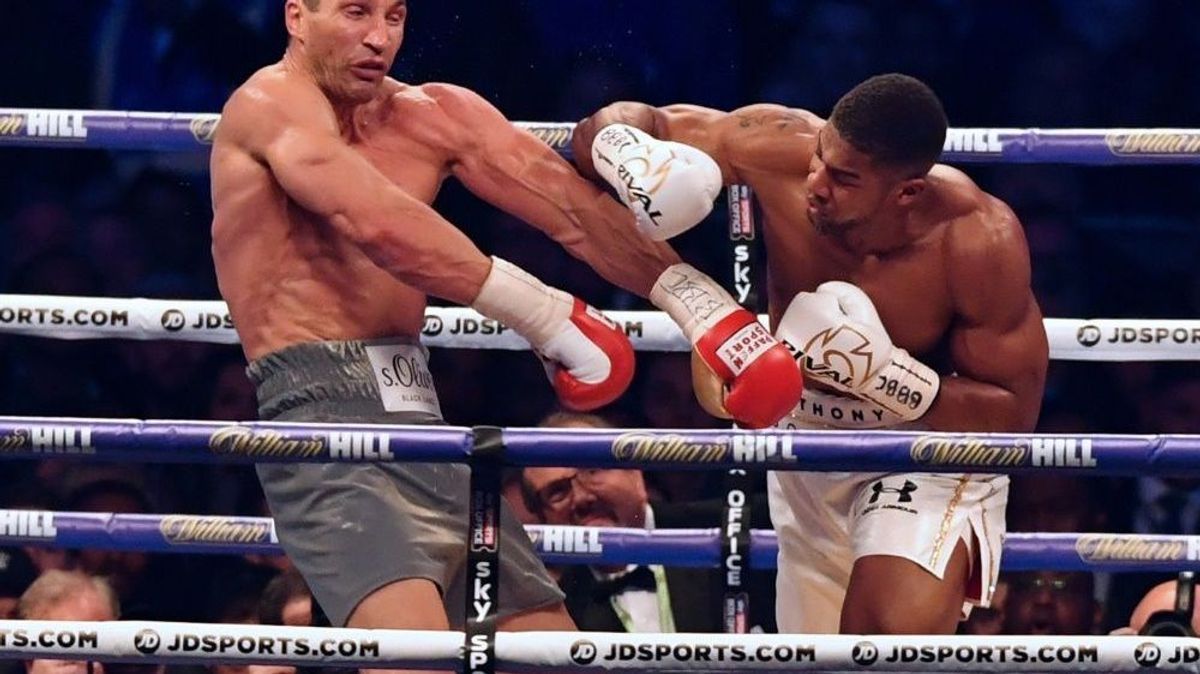 Klitschko (l.) will in Ruhe über Revanche entscheiden