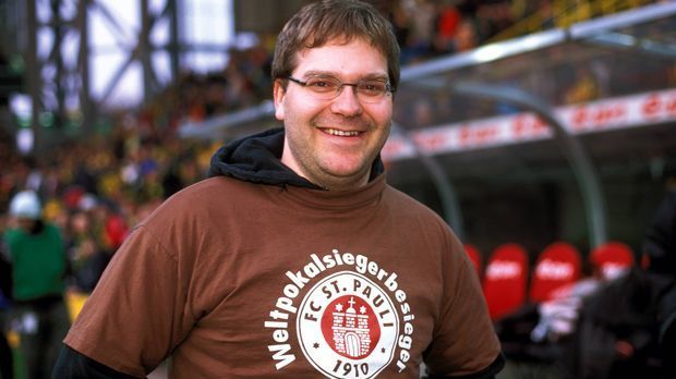 
                <strong>Elton (FC St. Pauli)</strong><br>
                Das Herz des Fernsehmoderators und ehemaligen Praktikants von Stefan Raab schlägt für den FC St. Pauli. Bei Benefiz-Spielen kickte er sogar schon im Allstar-Team des Vereins mit.
              