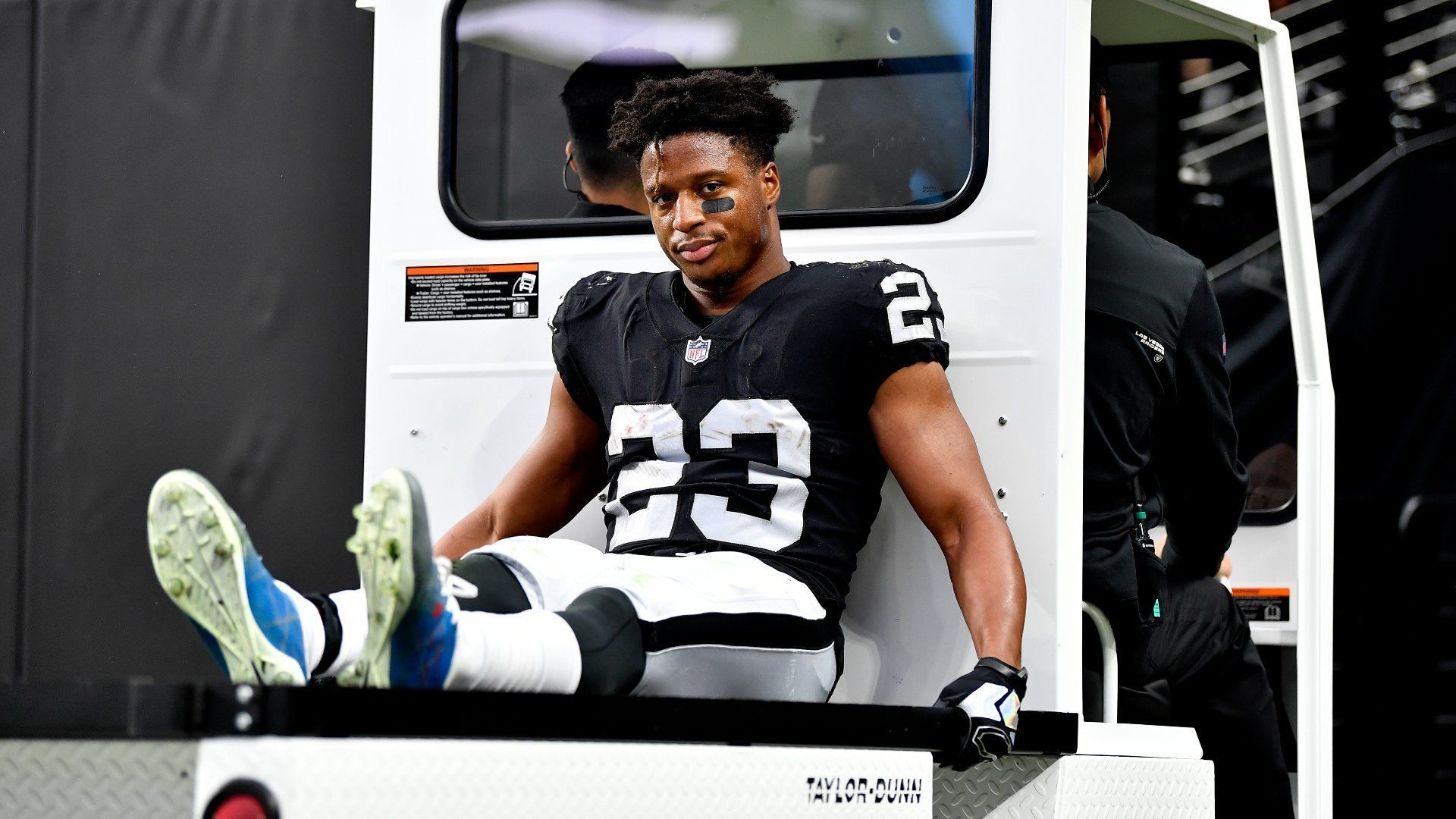 
                <strong>Kenyan Drake (Las Vegas Raiders)</strong><br>
                Bittere Nachricht für die Las Vegas Raiders. Wie NFL-Insider Ian Rapoport berichtet, hat sich Offensiv-Star Kenyan Drake gegen das Washington Football Team den Knöchel gebrochen. Der Running Back blieb nach einer Aktion mit offensichtlichen Schmerzen liegen und musste vom Feld gefahren werden. Der 27-Jährige wechselte vor der Saison nach Las Vegas und wurde bei den Raiders hauptsächlich als Receiving-Waffe aus dem Backfield eingesetzt. Für das Team um Quarterback Derek Carr ist Drakes Verletzung ein herber Verlust im Kampf um die Playoffs. Er beendet die Saison mit 545 Scrimmage Yards und drei Touchdowns. 
              