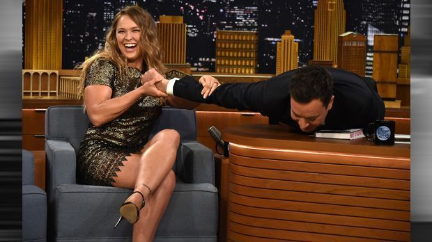 
                <strong>Beliebter Talkshow-Gast</strong><br>
                Auch in Talkshows ist Rousey ein gern gesehener Gast. Bei TV-Moderator Jimmy Fallon zeigte die MMA-Queen, warum sie die meisten ihrer Kämpfe durch Armhebel gewinnt.
              