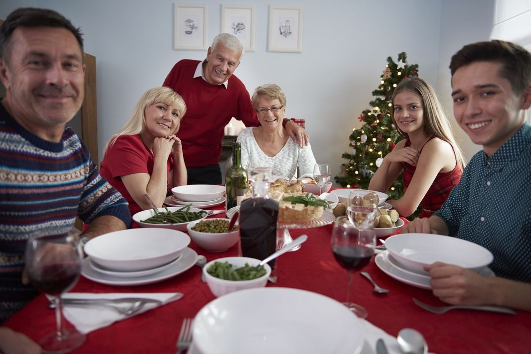 Bereits zur Mittagszeit finden sich die Engländer an der Tafel ein – und erwarten das Weihnachtsmenü mit großer Freude.