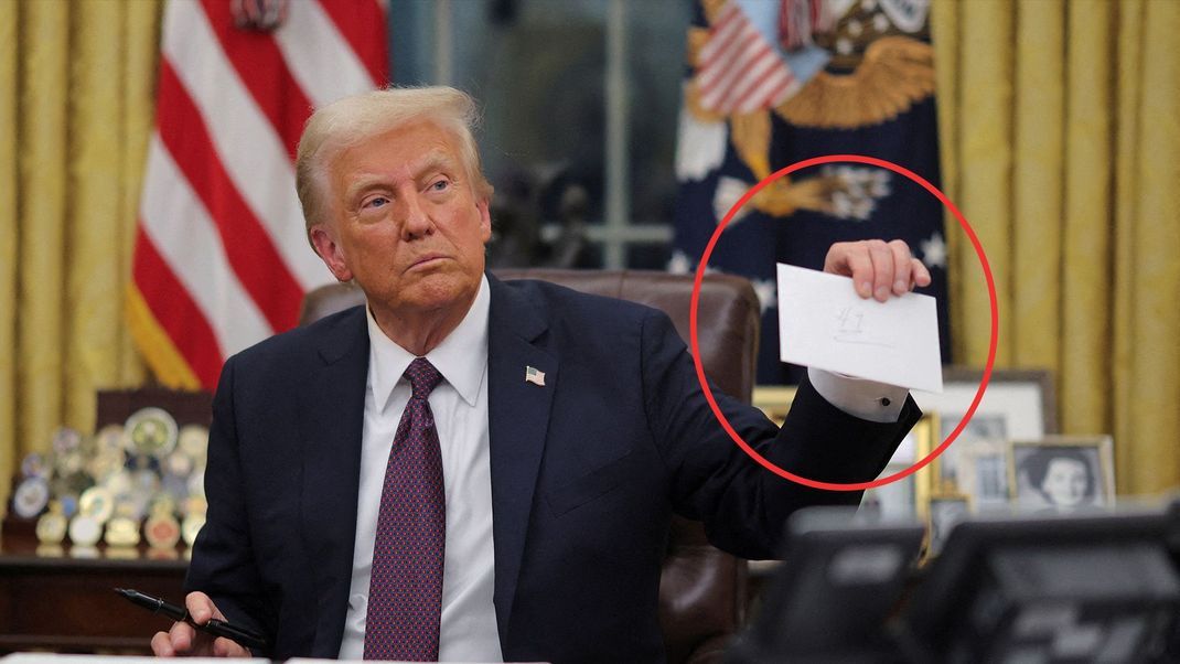 Donald Trump präsentiert Bidens Brief öffentlichkeitswirksam.