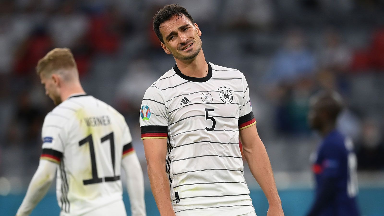 
                <strong>Verlierer: Mats Hummels</strong><br>
                Beim Duell der beiden jüngsten Weltmeister war Mats Hummels der große Pechvogel. Sein Eigentor entschied das Aufeinandertreffen zwischen Deutschland und Frankreich. Dabei ließ er in der Schlussphase mit einer sauberen Grätsche gegen Kylian Mbappe nach verlorenem Laufduell aufhorchen. Doch die erste Auftakt-Niederlage einer DFB-Auswahl bei einer EM wird immer mit seinem Volltreffer in die eigenen Maschen in Verbindung gebracht werden.
              