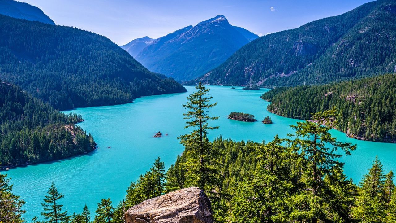 Der kleine Walchensee in Bayern ist mit fast 200 Metern Wassertiefe einer der tiefsten Seen Deutschlands. Auf Taucher:innen zieht der klare Bergsee magisch an, denn auf seinem Grund liegen mystische Wracks von alten Autos und einem Jagd-Bomber aus dem Zweiten Weltkrieg. Außerdem sollen in der Nazi-Zeit im oder um den See alte Goldbarren und Dollarnoten versteckt worden sein, die Schatzsuchende bis heute faszinieren.