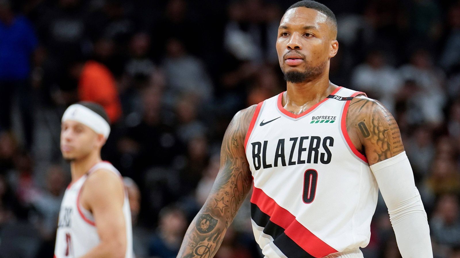 
                <strong>Platz 7: Portland Trail Blazers</strong><br>
                In einer engen Western Conference fällt der Teilnehmer der Conference Finals aus dem Vorjahr ein paar Plätze. Die Portland Trail Blazers haben in der Offseason mit Al-Farouq Aminu und Maurice Harkless zwei Starter verloren. Die ohnehin schon schwache Defensive muss somit gleich zwei gestandene Verteidiger ersetzen. Zudem fällt Center Jusuf Nurkic mit einem Beinbruch auf unbestimmte Zeit aus. Damian Lillard und C.J. McCollum können mit ihrer brillanten Offense auch in diesem Jahr wieder einen Playoff-Run starten, doch gegen die Top-Teams werden die Trail Blazers Probleme bekommen.
              