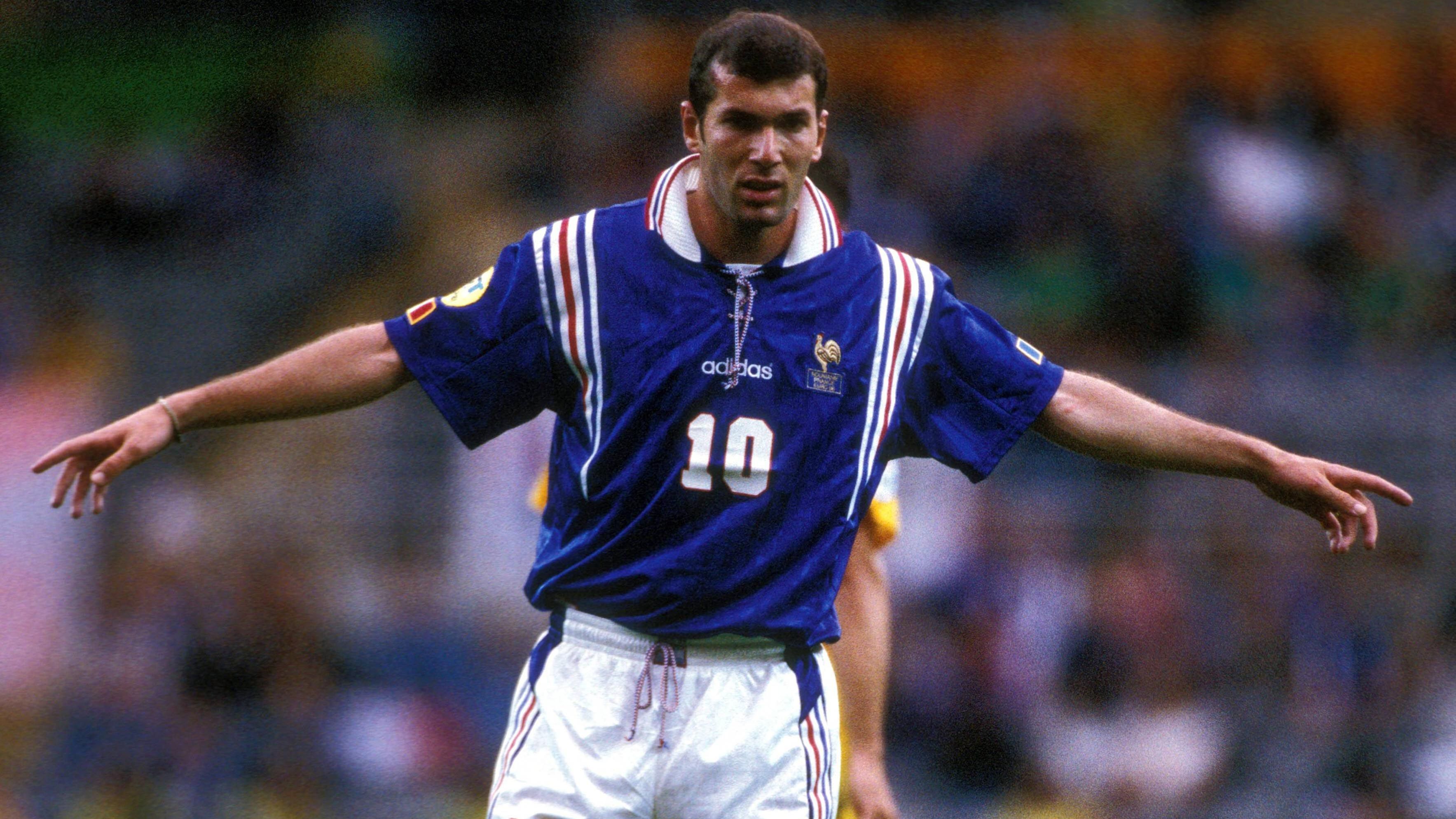 
                <strong>1998: Zinedine Zidane </strong><br>
                &#x2022; Nationalität: Frankreich <br>&#x2022; damaliger Verein: Juventus Turin <br>
              
