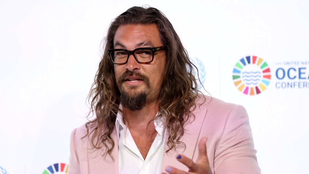 Na nu? Hat Jason Momoa seine Unterhose vergessen? Was sein unten ohne Auftritt auf sich hatte, erfährst du hier!