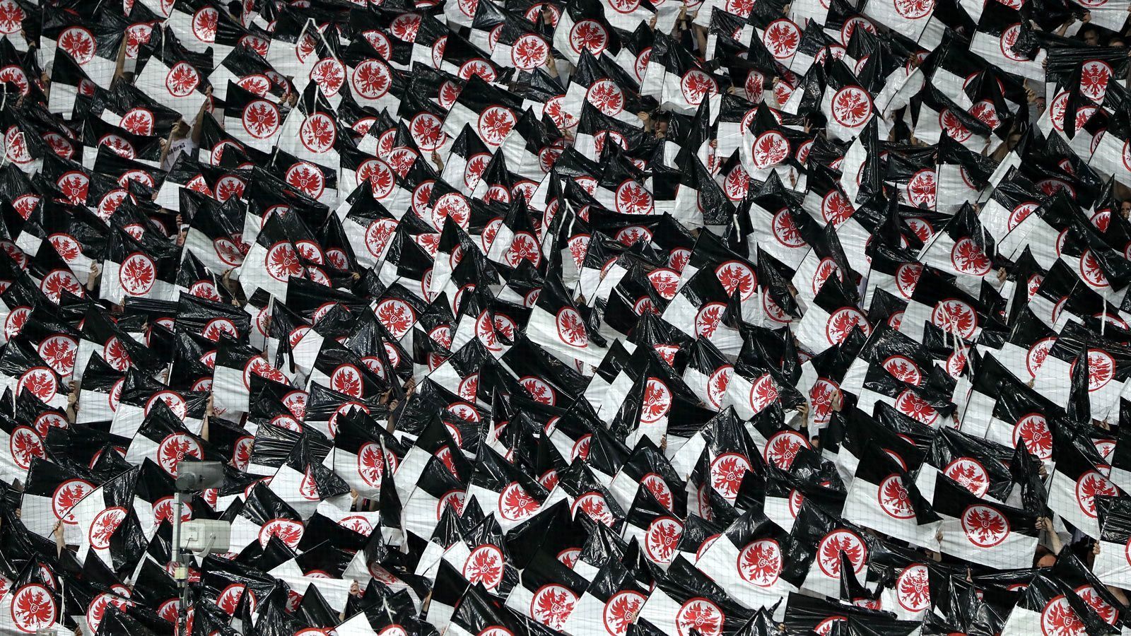 
                <strong>Gänsehaut-Choreo vor Anpfiff</strong><br>
                Der Verein verteilte an das Publikum schwarz-weiße Flaggen mit Eintracht-Logo. Das sorgte für eine beeindruckende Kulisse. 
              