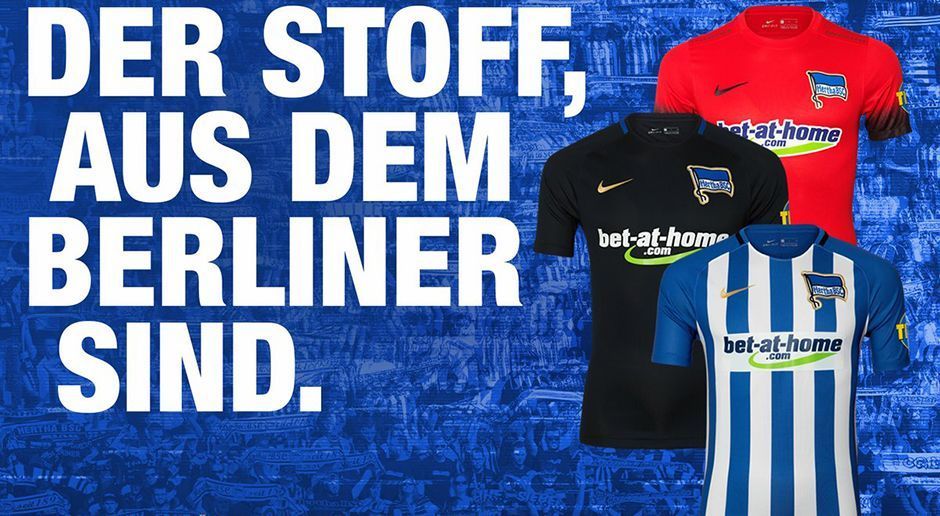 
                <strong>Hertha BSC</strong><br>
                Für alle, die eher selten am Wahrzeichen der Stadt vorbei kommen, hat der Verein jedoch nochmal Bilder der neuen Trikots bei Twitter veröffentlicht. Als Hauptstadt Deutschlands trägt man in Berlin natürlich schwarz-rot-gold, äh blau-weiß.
              