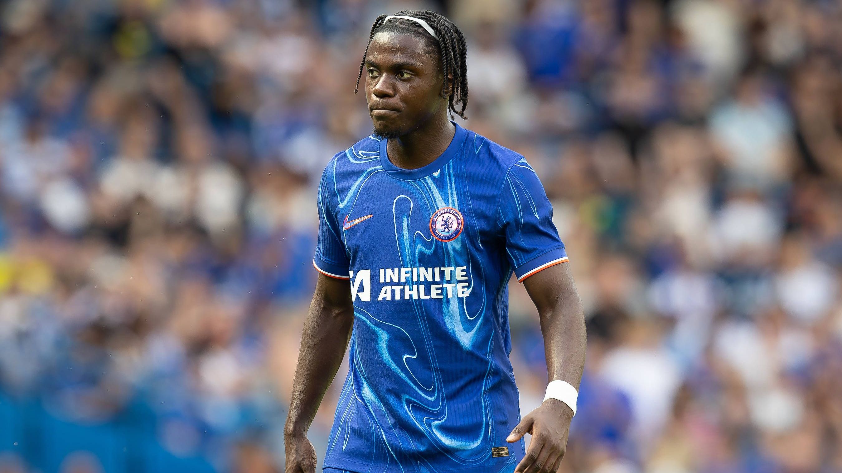 <strong>Erneuter Transfer-Irrsinn beim FC Chelsea</strong><br>Inzwischen scheint der FC Chelsea aber fast beliebig Geld zu verpulvern. Mykhaylo Mudryk (70 Mio.), Enzo Fernandez (121 Mio.), Wesley Fofana (80 Mio.), Moises Caicedo (116 Mio), Romeo Lavia (62 Mio.) - alles große Talente, die diese Wahnsinns-Beträge jedoch bisher kaum oder noch zu keinem Zeitpunkt rechtfertigen konnten. Viel schlimmer ist jedoch, dass sie in einem wild zusammengewürfelten Kader auch nicht wirklich die Möglichkeit hatten, ihren Wert unter Beweis zu stellen, da eine optimale Entwicklung unmöglich war.