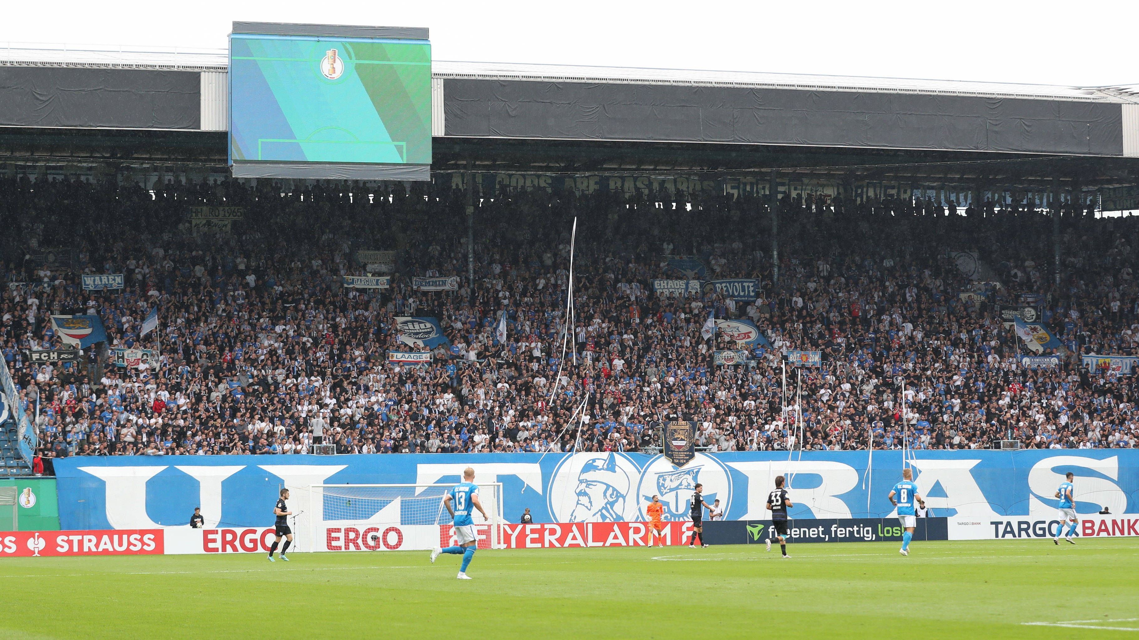 <strong>Platz 3: FC Hansa Rostock</strong><br>- Verkaufte Dauerkarten: 13.200<br>- Veränderung zur letzten Saison: -1.800