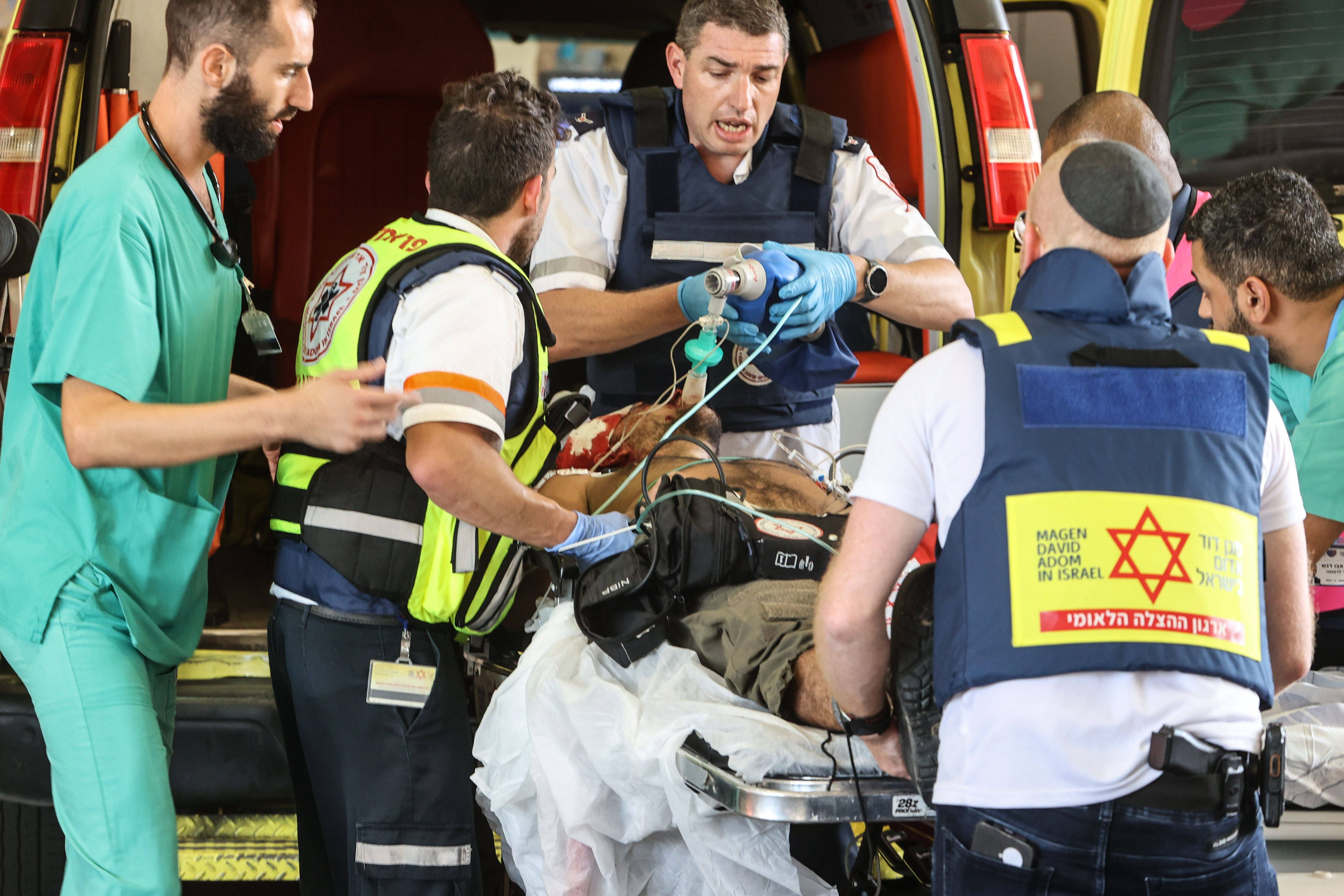 Hier versorgen Sanitäter einen durch Raketenangriffe verwundeten Israeli.