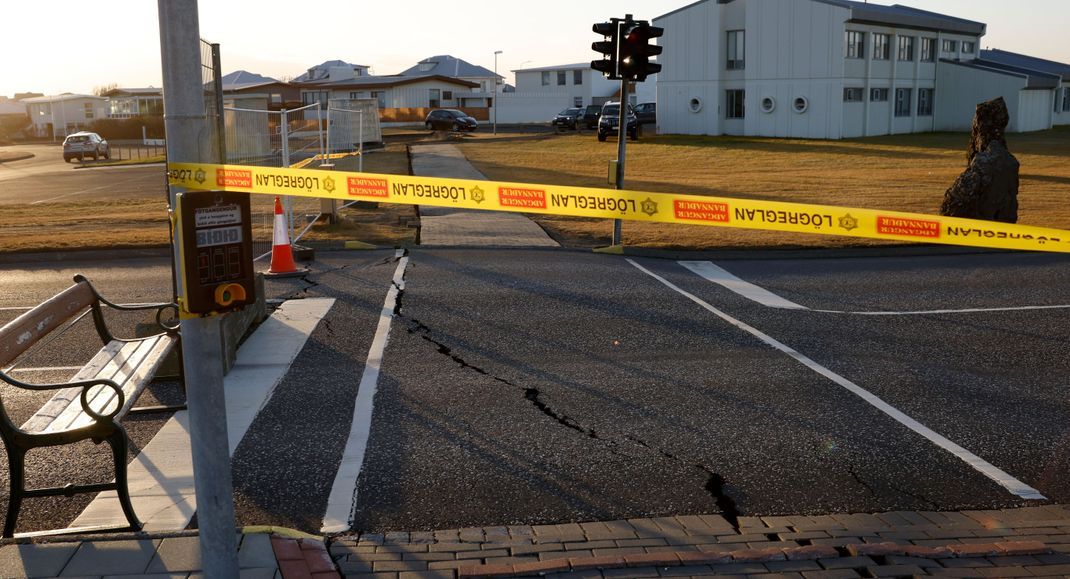 Risse in den Straßen zeigen die Ausmaße der zahlreichen Erdbeben in der isländischen Stadt Grindavik.