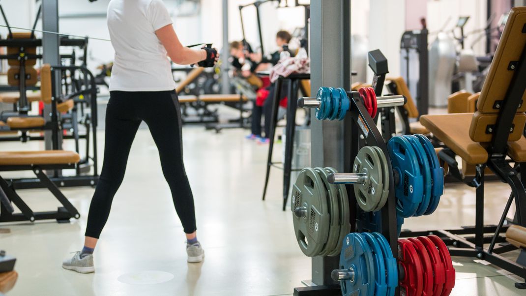 Eine Fitness-Studio-Betreiberin will einer Trans Frau die Mitgliedschaft verweigern.