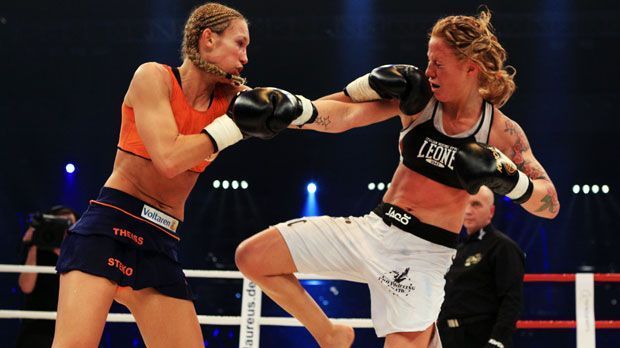 
                <strong>Im Fokus: Das ist Dr. Christine Theiss</strong><br>
                Nach einer zweijährigen Pause wechselte Theiss 2003 zum Vollkontakt-Kickboxen und sammelte weitere Titel. So wurde sie zum Beispiel 2005 Amateur-Weltmeisterin (WKA)
              