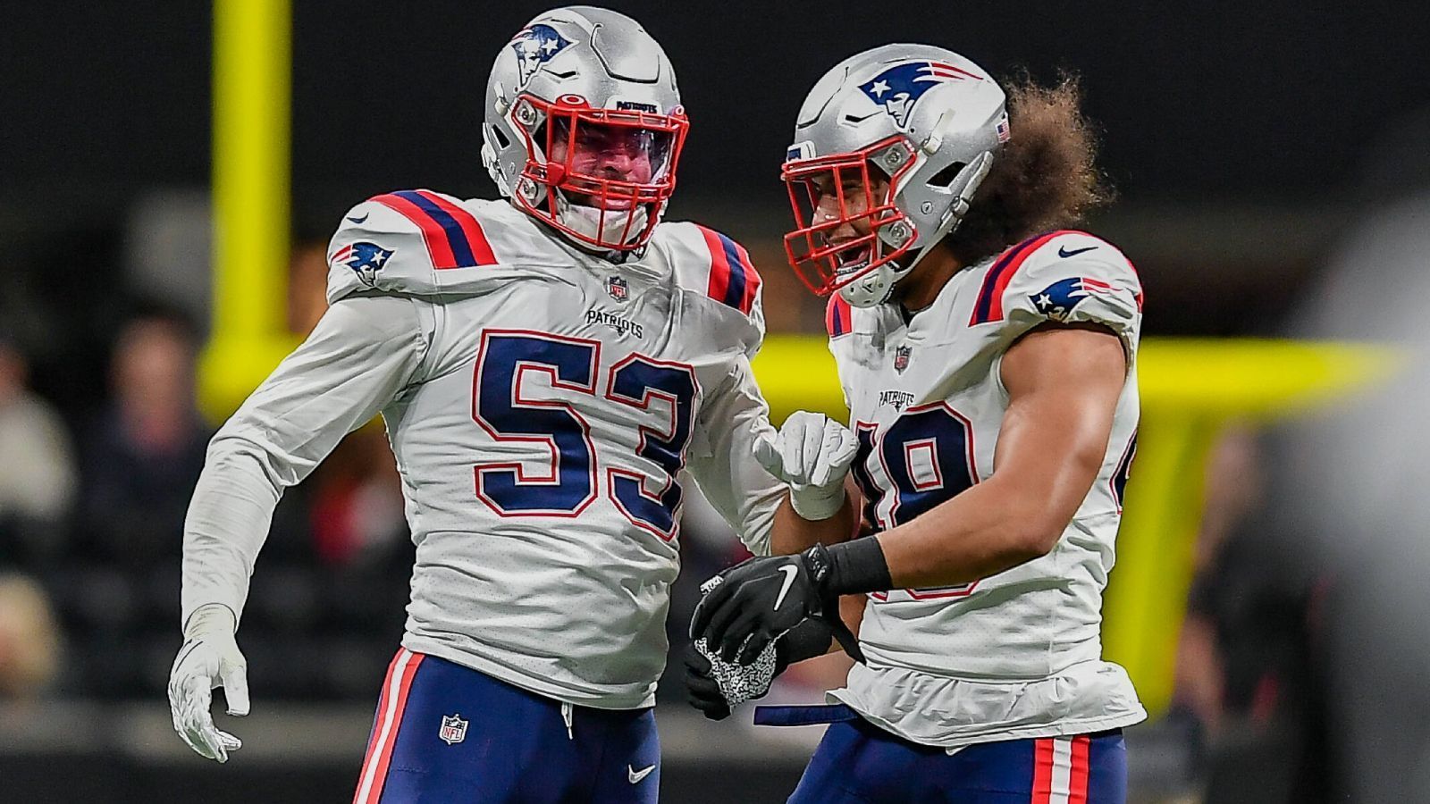 
                <strong>Gewinner: Die Defense der New England Patriots</strong><br>
                Die momentan heißeste Defense und generell das heißeste Team der NFL sind die New England Patriots. In den letzten sieben Quartern haben die Patriots keinen einzigen Punkt (!) zugelassen. Das 25:0 bei den Atlanta Falcons war der 13. Shutout, also ein Zu-Null-Sieg, seit 2000. Kein Team in der NFL hat in diesem Zeitraum mehr. Angeführt von Linebacker Kyle van Noy (zwei Sacks, eine Interception, ein Touchdown, acht total Tackles) verbreitet die Defensiv-Reihe der "Pats" Angst und Schrecken in der Liga. Es erinnert viel an die Spielzeit 2001. Damals gewann New England den Super Bowl...
              