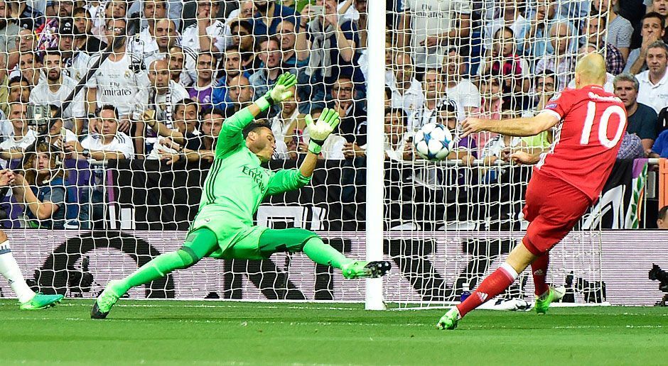 
                <strong>Keylor Navas</strong><br>
                Passt nach einem Fehler von Sergio Ramos in der 15. Minute auf und kann eine hochkarätige Bayern-Chance durch beherztes Herauslaufen klären. Bei Lewandowskis Elfmeter und Ramos Eigentor ohne Chance. ran-Note: 3.
              