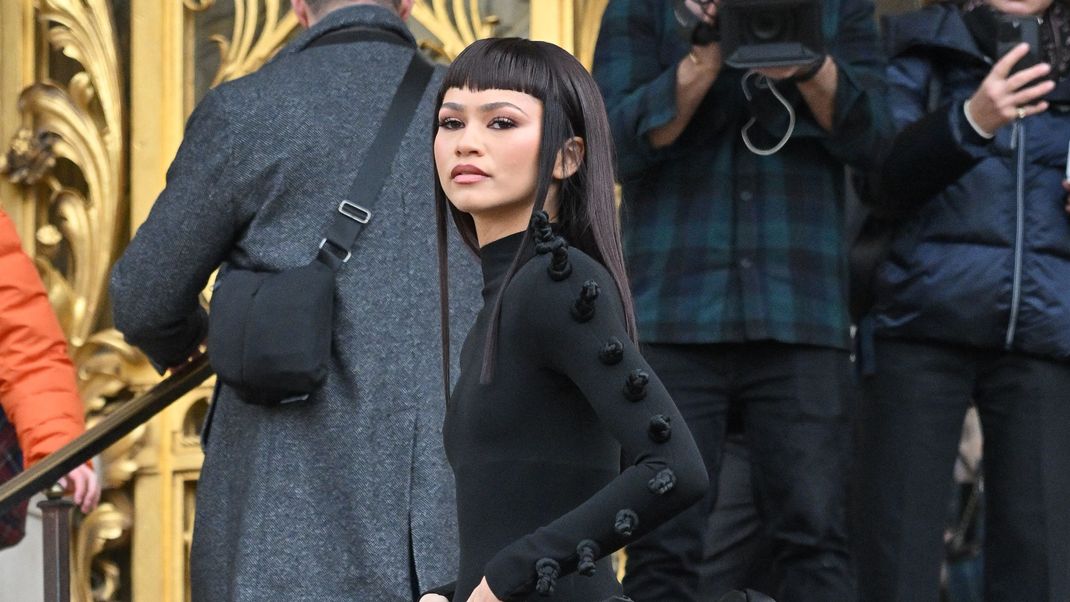 Zendaya zeigte ihren kurzen Pony bei der Pariser Fashion Show von Schiaparelli.