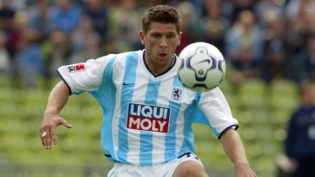
                <strong>Platz 1: Marcus Pürk (50 Spiele)</strong><br>
                Platz 1: Marcus Pürk (50 Spiele). Platz 1 geht an die Bundesliga! Mit einem gewissen Abstand und unglaublichen 50 Spielen schafft es der damalige Münchner Löwe Marcus Pürk an die Spitze. Während seiner Karriere bei 1860 (60 Spiele) traf der Mittelstürmer nur zwei Mal. 50 torlose Spiele am Stück lassen ihn als Sieger unserer Liste dastehen ... oder eher als Verlierer.
              