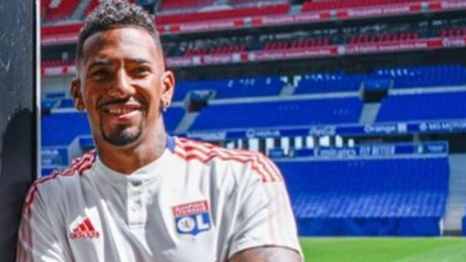 
                <strong>Das erwartet Boateng in Lyon</strong><br>
                Der zweimalige Triple-Gewinner muss sich in Lyon auf etwas andere Ansprüche einstellen. Der einstige französische Serienmeister ist inzwischen kein absoluter Topklub mehr und in der laufenden Saison lediglich in der Europa League vertreten. Nach vier Spieltagen in der aktuellen Saison liegen die Lyonnais nur auf Rang neun. Angesichts von Boatengs bisherigen Erfolgen ist es wohl eine "Meisterleistung", wie die "L'Equipe" schrieb, von Lyons Verantwortlichen, Boateng verpflichtet zu haben. 
              