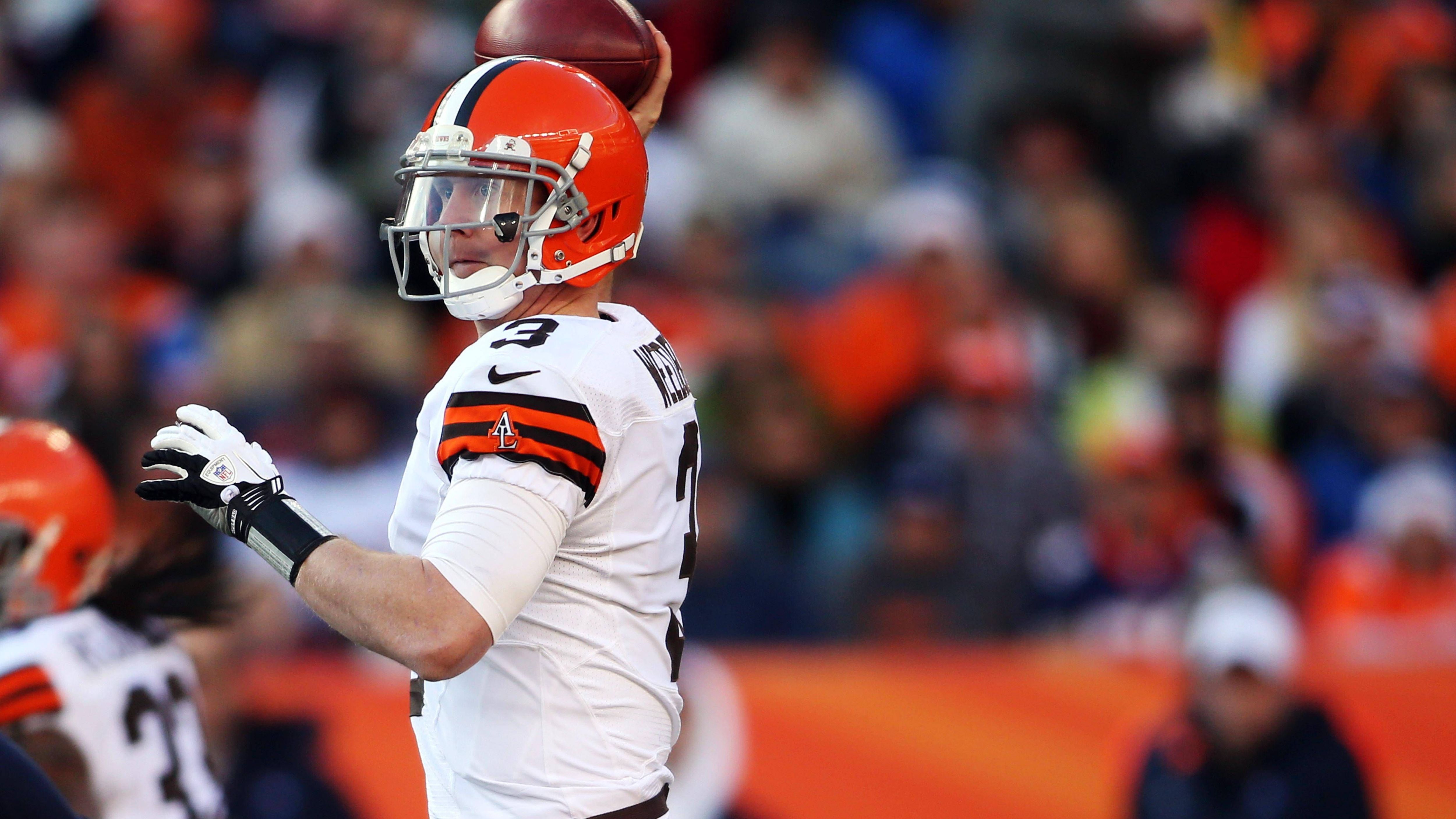 <strong>Brandon Weeden (Cleveland Browns) - 2012</strong><br>Er ist mit Sicherheit ein Spezialfall in dieser Liste. Ganze 29 Jahre alt war Wooden bei seinem NFL-Debut 2012 mit den Browns. Mit vier Interceptions und einer Passquote von 34% verlief das Spiel sehr bescheiden. Fuß fassen konnte Wooden in der NFL nach mehreren Stationen nicht.