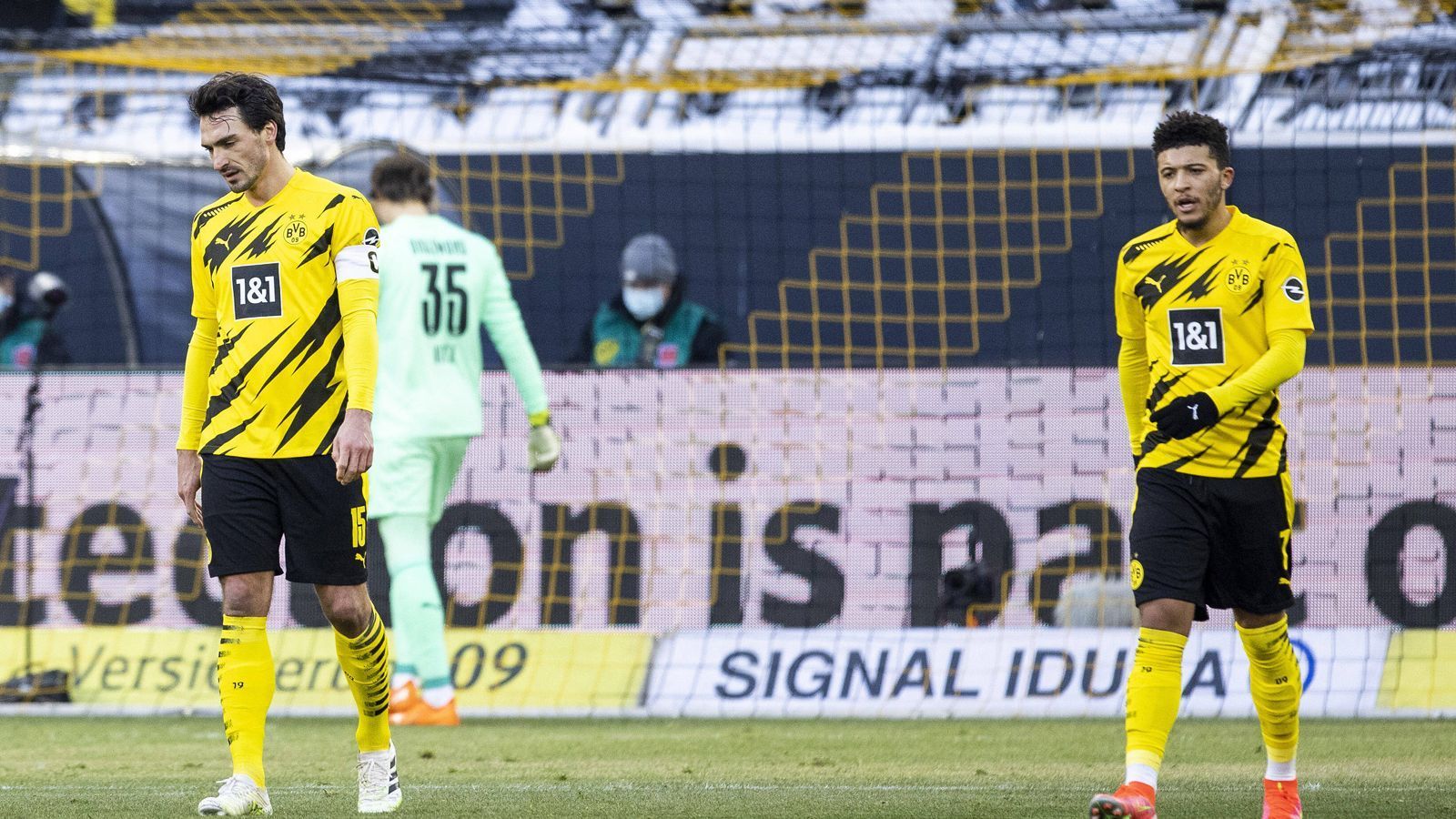 
                <strong>Abwehrproblem</strong><br>
                Neben den Torhütern stehen auch noch die Dortmunder Defensivspieler negativ im Fokus. Nur in einem der bisherigen zehn Bundesliga-Spiele unter Terzic schaffte es die BVB-Defensive, ohne Gegentor vom Feld zu gehen (beim 2:0-Sieg gegen Wolfsburg). Ansonsten gab es in neun Spielen kein zu Null der Borussia. Noch schlimmer: Fünf Mal, also exakt bei der Hälfte der Bundesliga-Spiele unter Terzic, setzte es sogar mehr als einen Gegentreffer für die Dortmunder. 
              