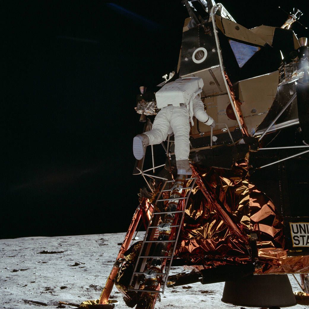 Die wichtigste war die erste Mondlandug 1969: Zuvor hatten sich die USA und die damalige Sowjetunion einen Wettlauf geliefert, wer es als erster auf den Mond schafft. Die erste Etappe ging an die Sowjets: Sie landeten 1966 eine Fähre auf dem Mond. Doch mit Neil Armstrongs erstem Schritt auf dem Mond gewannen die Vereinigten Staaten 1969 den Hauptpreis. 