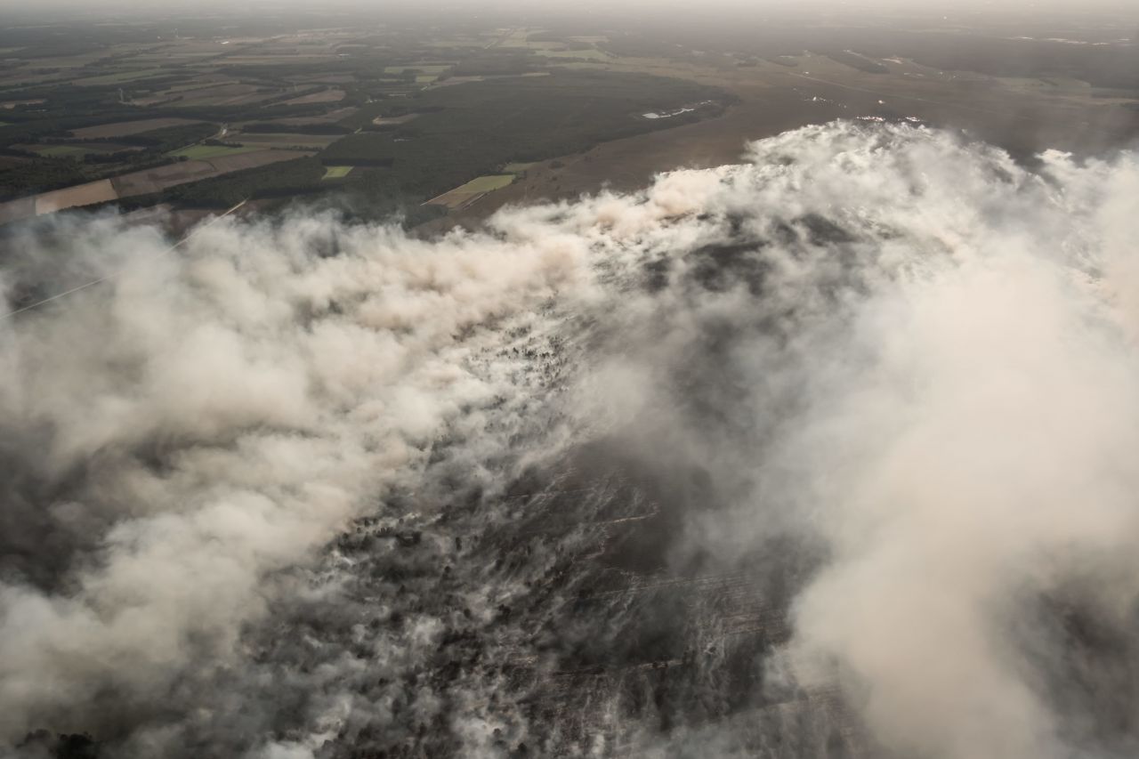 Nachdem nach einem Raketentest der Bundeswehr auf einem Testgelände in der Nähe von Meppen 2018 ein Feuer ausbrach, wurde der Katastrophenfall ausgerufen. Der Grund: Ein Moor hatte Feuer gefangen und ließ sich nicht mehr löschen.