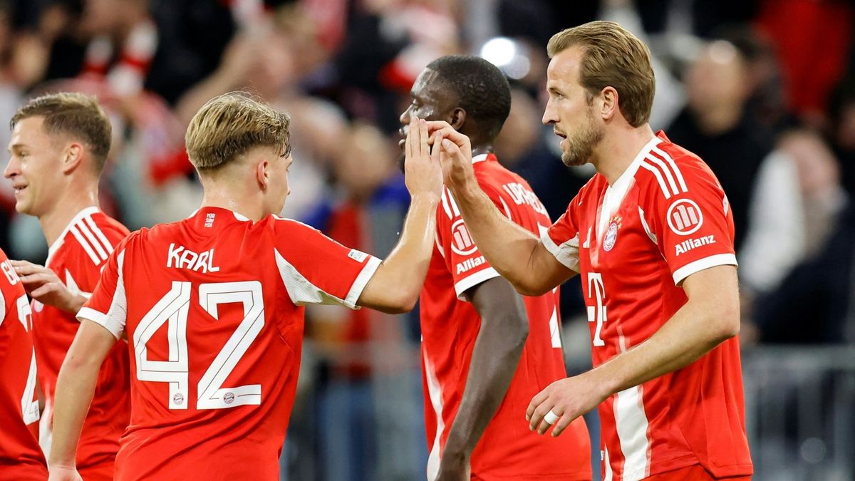Lennart Karl (l.) feiert mit Harry Kane