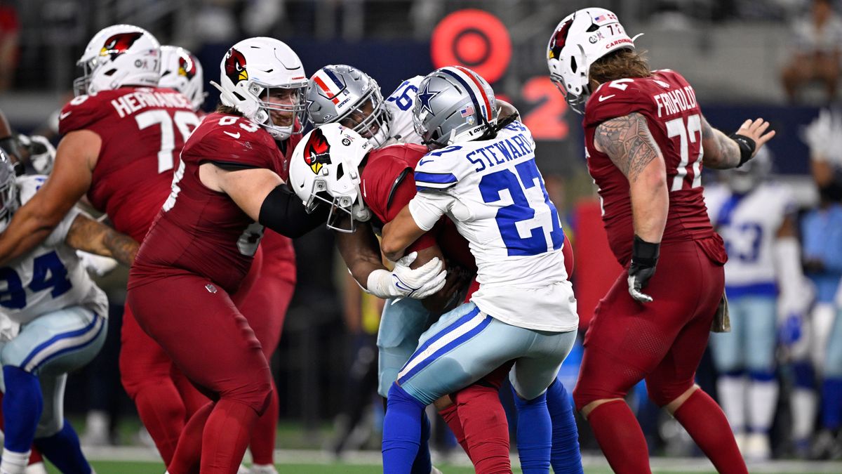 NFL, American Football Herren, USA Arizona Cardinals at Dallas Cowboys Nov 3, 2025; Arlington, Texas, USA; Dallas Cowboys cornerback Reddy Steward (27) and defensive tackle Osa Odighizuwa (97) sack...